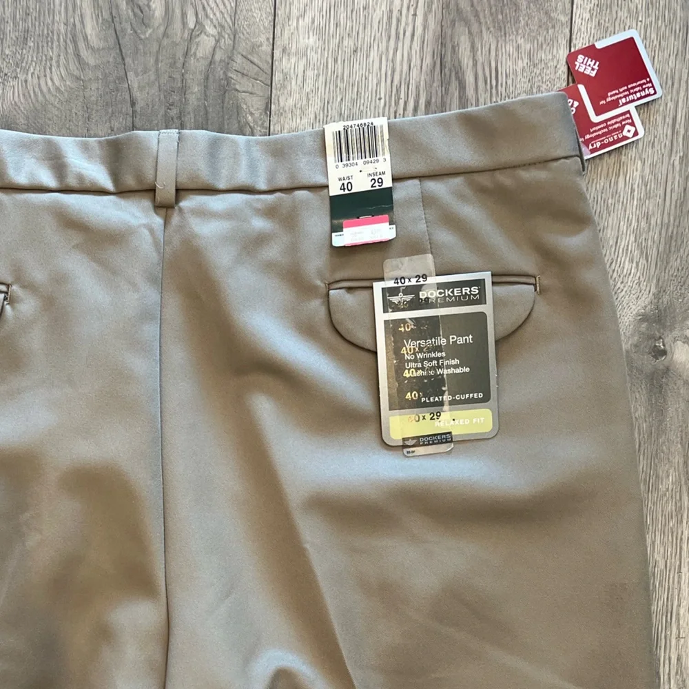 Dockers Premium Never Iron Khakis Pleated Relaxed Fit Wrinkle Free 42x29 NWT